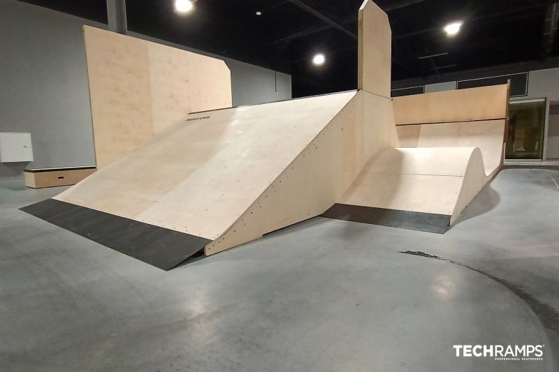 Bank Ramp + Fala - kryty skatepark Radom 