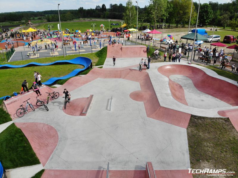 Betónový skatepark v obci Sławno