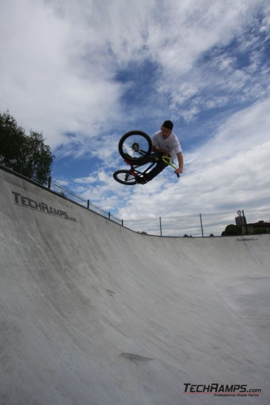 Betonowy skatepark w Radzionkowie - Rider