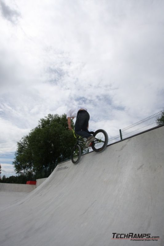 Betonowy skatepark w Radzionkowie - Rider