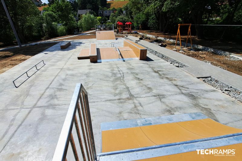 Hindernisse - Skatepark in Jordanów 