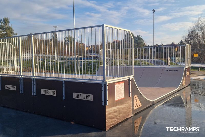 Miniramp en el skatepark de Trzcianka - vista lateral