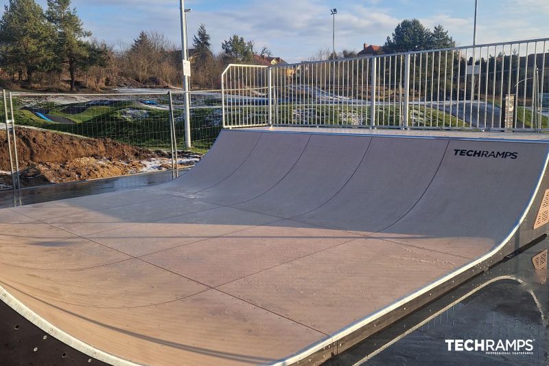 Skatepark v Trzcianke - pohľad na drevenú minirampu