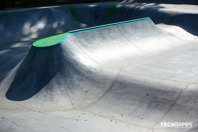 Widok na wnętrze bowl'a z przeszkodą w centrum w skateparku Zielonka