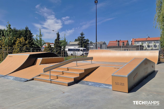 Escaliers avec mains courantes - Skatepark de Dobroszyce 