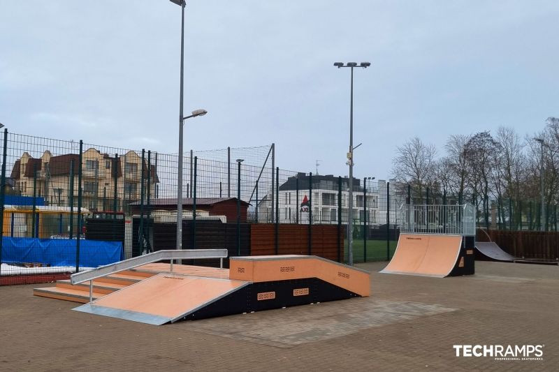 Funbox avec grinbox 2/3 + escaliers - skatepark Dziwnów