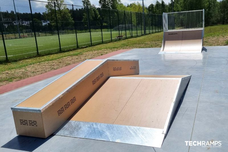 Funbox avec grindbox - Skatepark Czarne