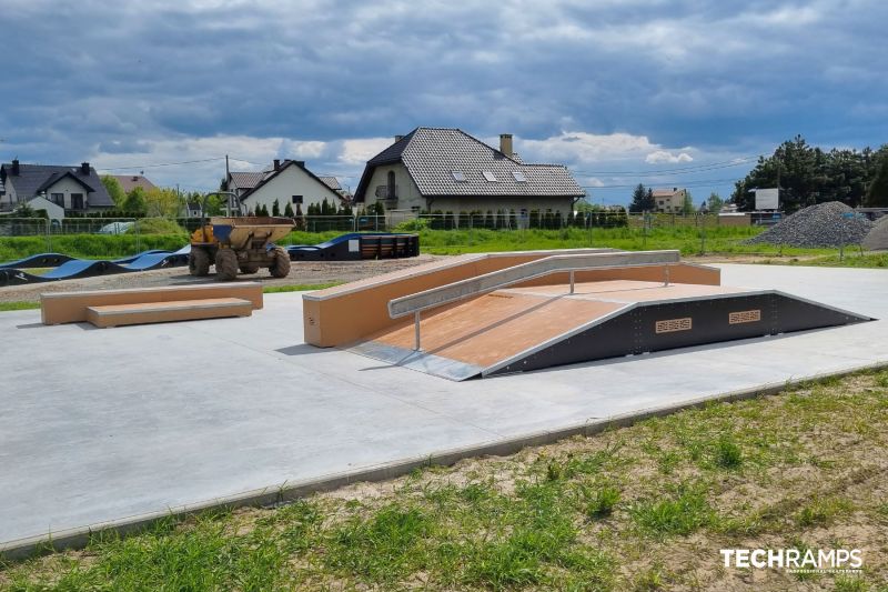 Funbox avec grindbox - Igołomia skatepark