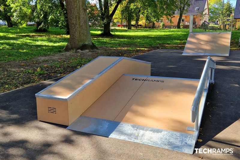 Funbox mit Grindbox - Skatepark Janczewo 