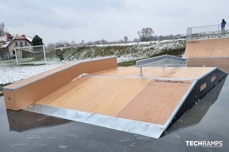 Funbox mit Grindbox - Skatepark Karwiany