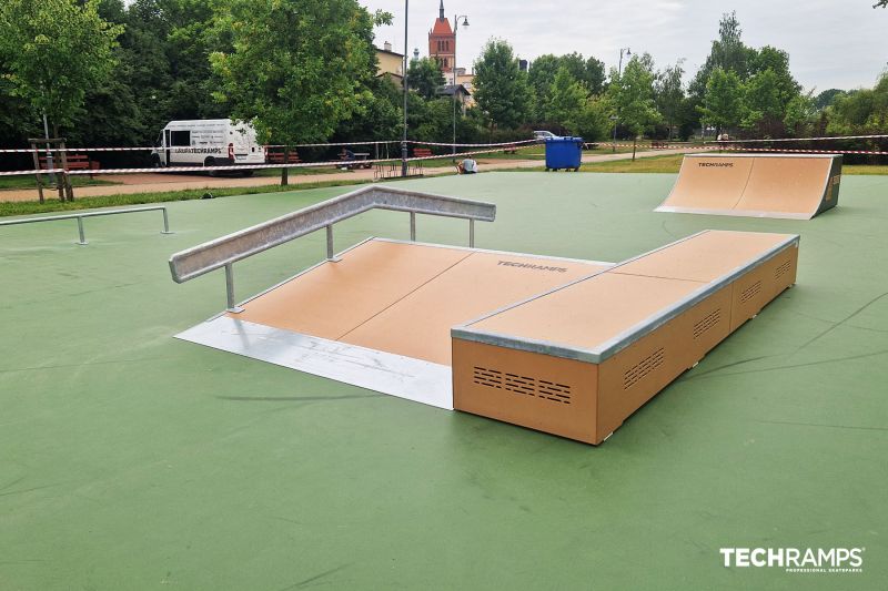 Funbox mit Geländer + Grindbox - Skatepark in Chelmż 