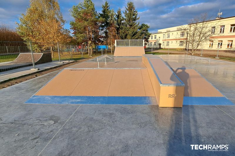 Funbox z grindboxem 2/3 + poręcz 2/3  - skatepark 