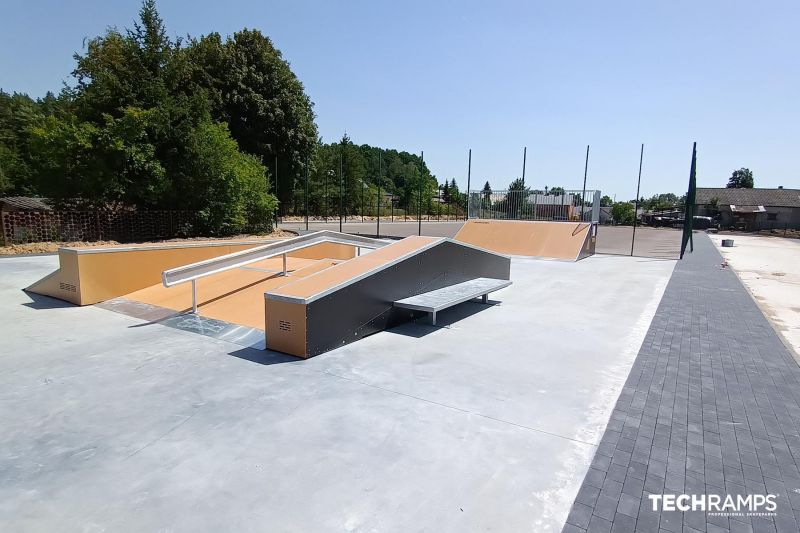 Funbox z podwójnym grindboxem  + poręcz + ławka  - skatepark Seroczyn