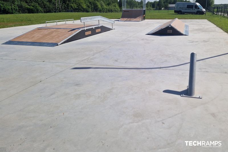 Funbox z poręczą 2/3, łączący skocznie z poręczą do grindowa - skatepark Dzwola 