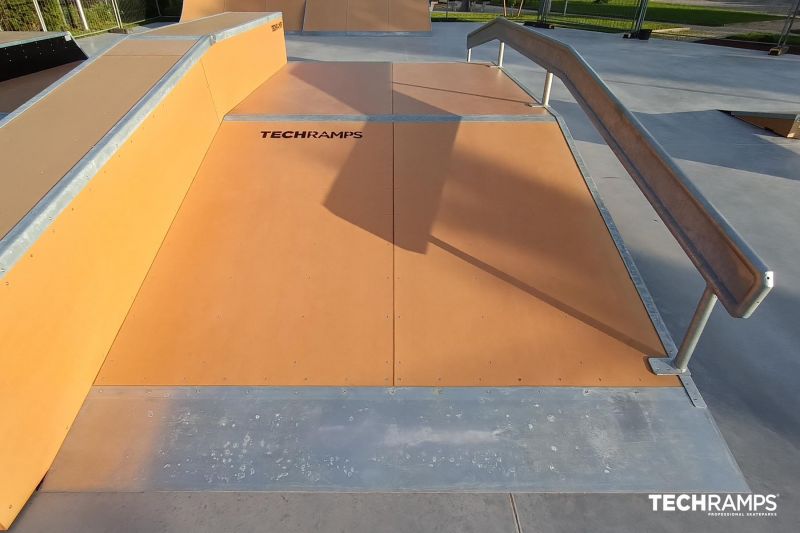 Funbox z poręczą 3/3 + grindbox 2/3 - skatepark Wisznia Mała 