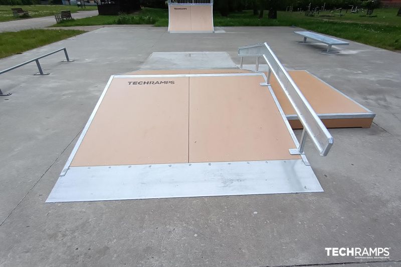  Funbox z poręczą + manual pad na skateparku w Bobolicach 