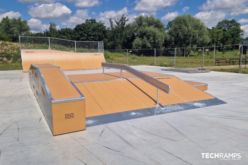 Funbox z poręczą - skateprak w Pisarach 