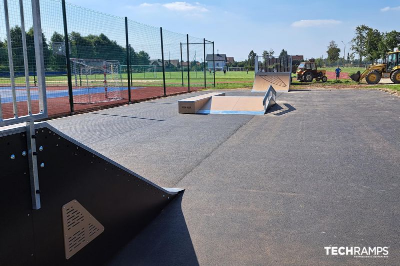 Hindernisse auf dem Skatepark in Sedziejowice 