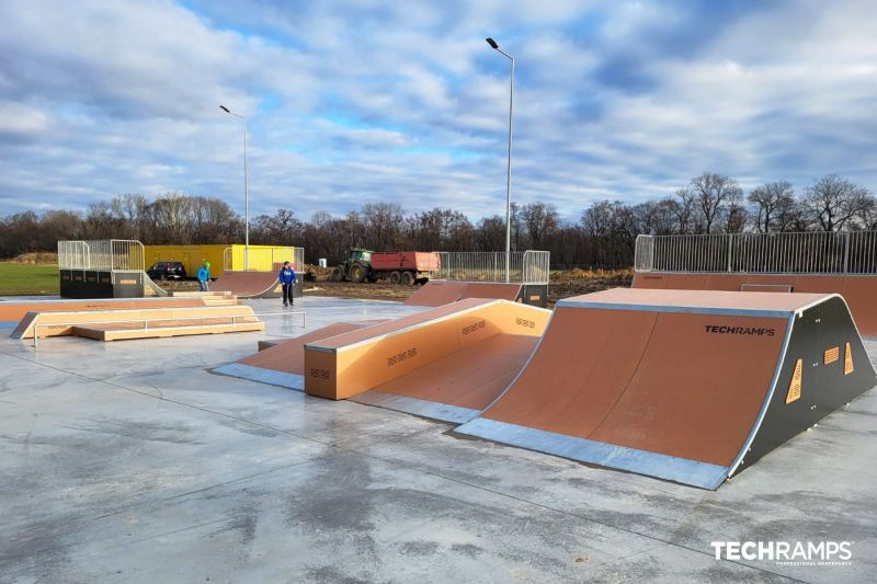 Jumpbox - skatepark Ożarów Mazowiecki 