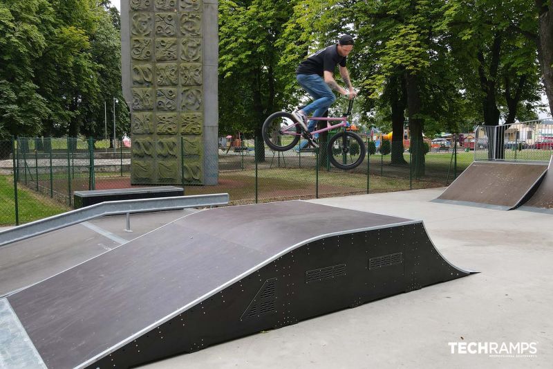 Jumpbox pour sauter - skatepark Jawor 