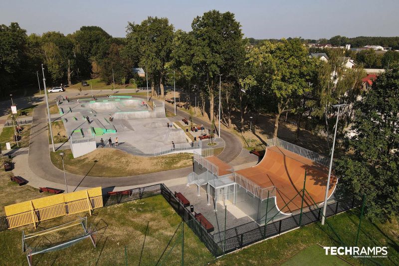 Widok z góry na skatepark w Zielonce