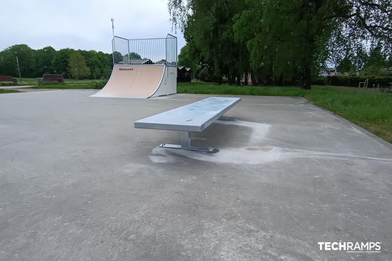 Ławka i Quater Pipe na skateparku 