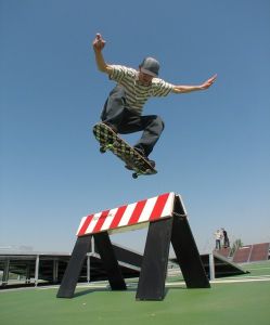 Maciej Heczko na mobilnym skateparku