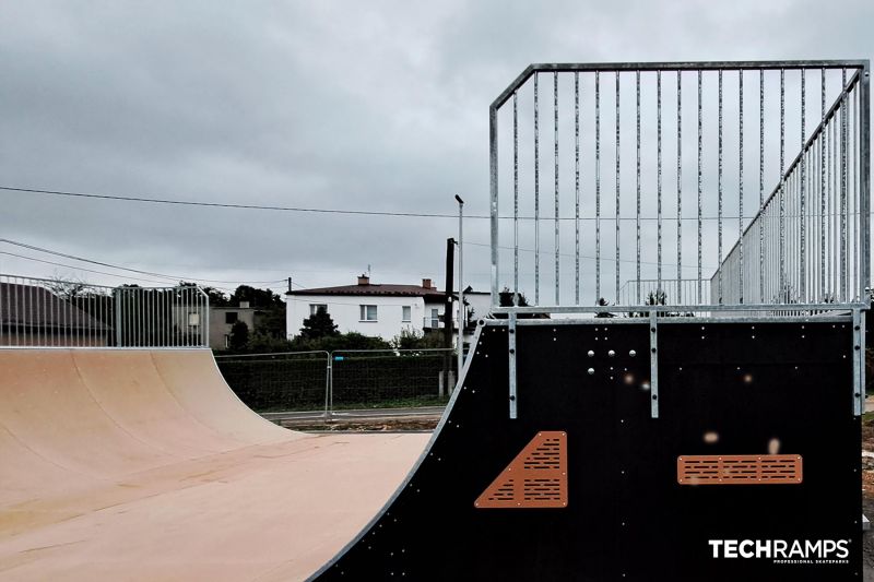 Σπονδυλωτή ξύλινη πίστα skatepark στο Gora Siwierskie