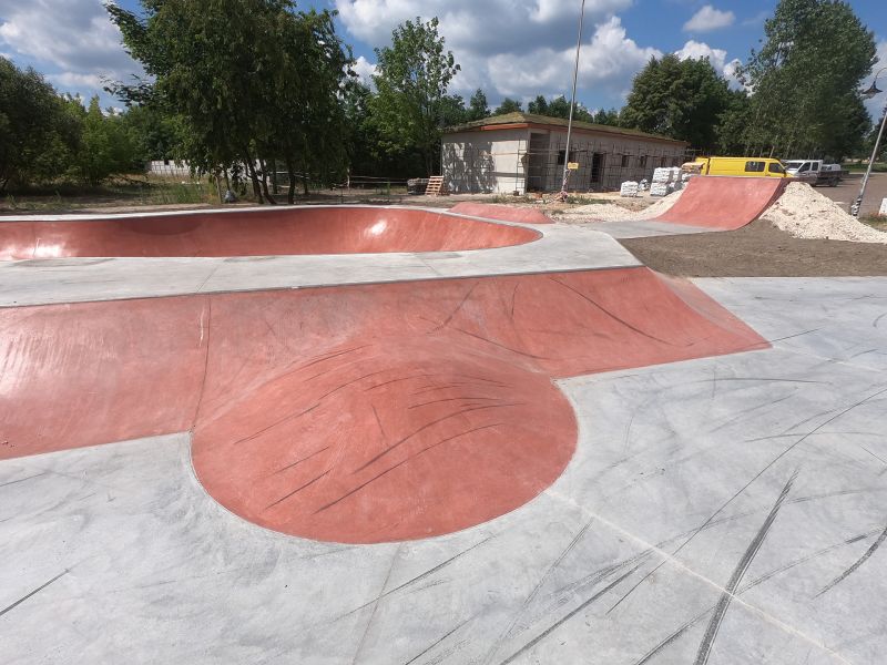 Pohled na betonový skatepark ve Sławnu (Łódzkie)