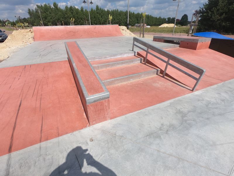 Pohled na překážky v betonovém skateparku ve Sławnu