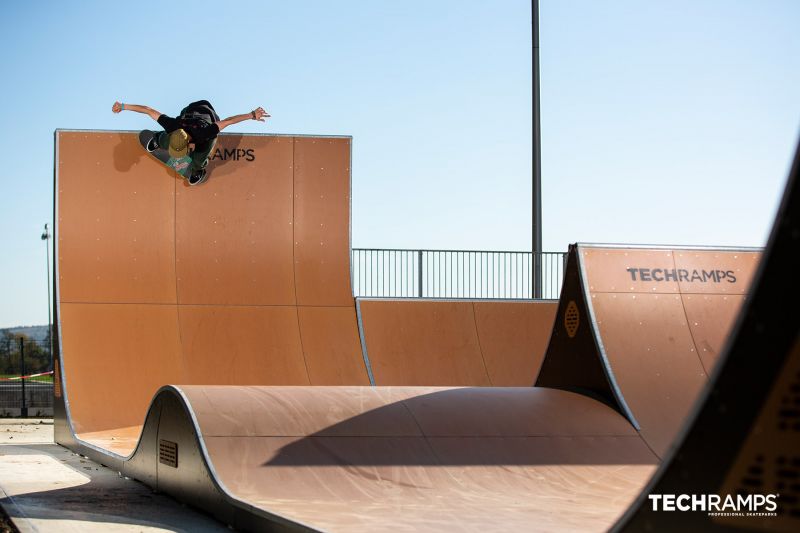 Wall Ride na skateparku 