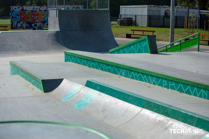 Widok na połączenie przeszkód i bowl'a w skateparku Zielonka