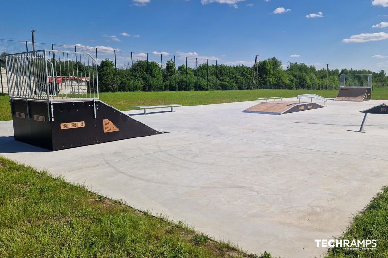 Drewniane przeszkody  - skatepark Dzwola 