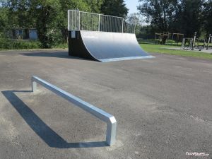 Quarter pipe and simple, small rail