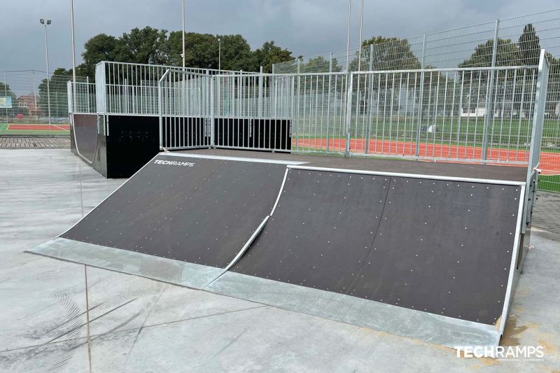 Quarter pipe + Bank ramp - Skatepark Lipin