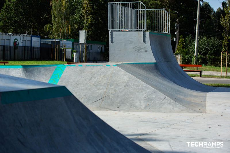 Widok na quarter pipe z metalowymi krawędziami w skateparku Zielonka