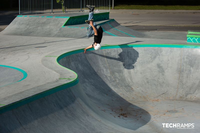 Trick na rolkach w bowl'u skateparku Zielonka