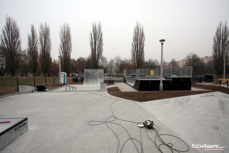 Skateplaza betonowa w Krakowie - koncówka prac