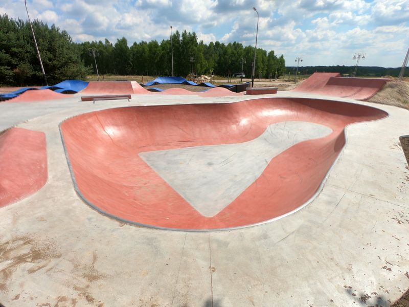 Skatepark en béton à Sławno, Poméranie occidentale