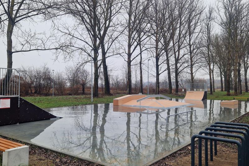 Obstáculos en el skatepark de Jarosław 