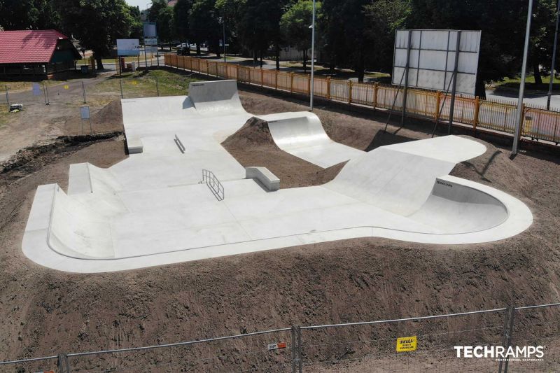 Skatepark con pista serpiente 