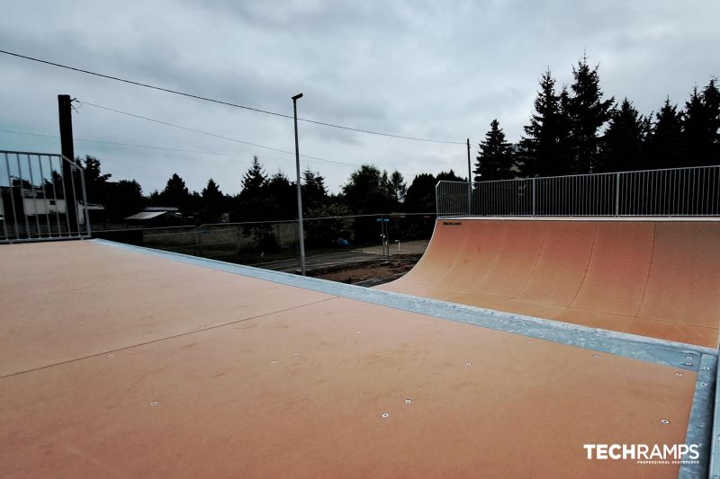 Modulær skatepark med betonoverflade