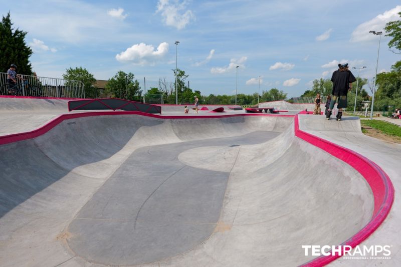 Skatepark betonowy w Brzegu 