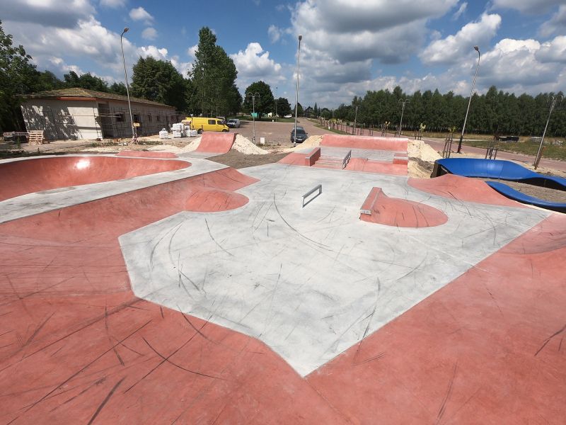 Betónový skatepark v meste Sławno (Łódzkie)