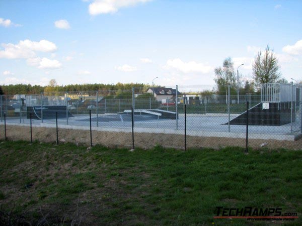 Skatepark w Poniatowej z nawierzchnia betonowa. 