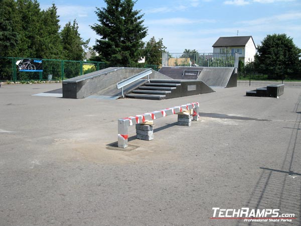 Skatepark w Przasnyszu porecz i grindbox