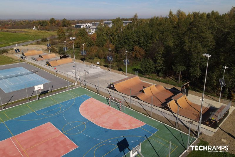 Boisko i skatepark w Rzezawie 