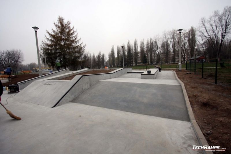 Skateplaza betonowa w Krakowie - koncówka prac