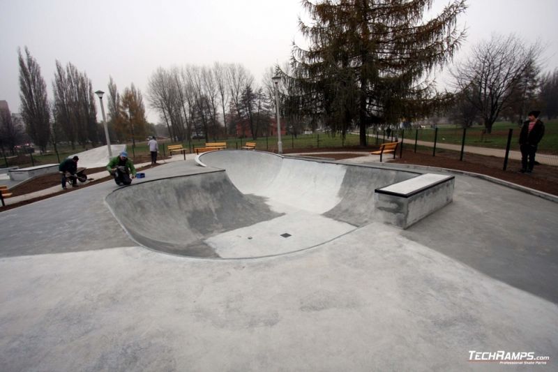 Skateplaza betonowa w Krakowie - koncówka prac