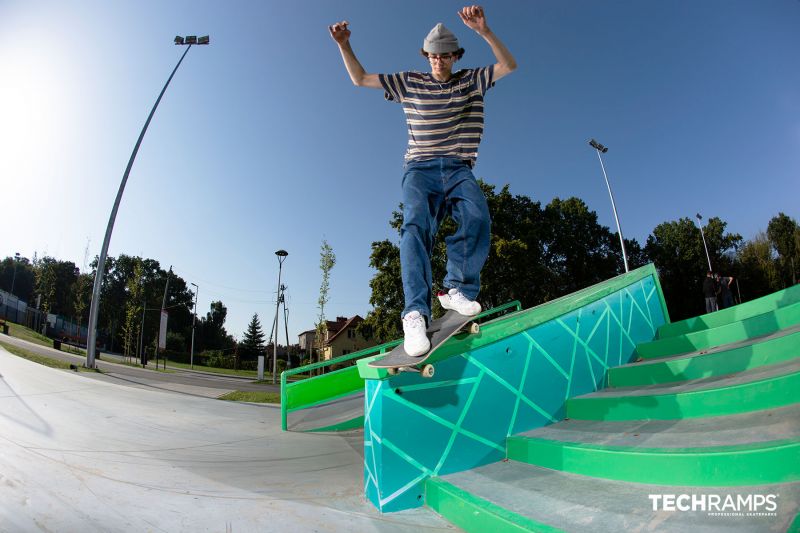 Skateboardzista wykonuje trick na schodach na skateparku w Zielonce 